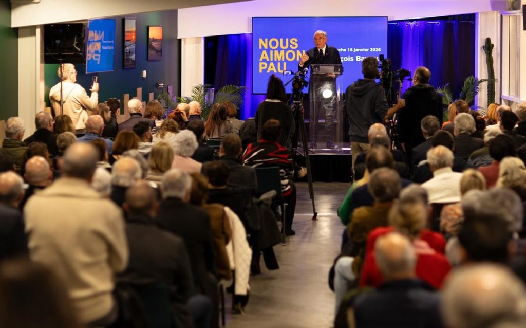 francois bayrou pau candidature municipales 2026 pupitre